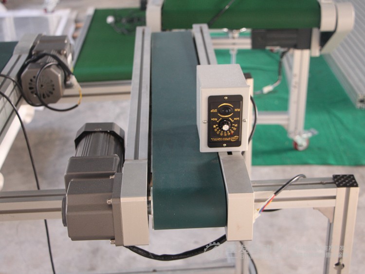 側(cè)裝直角電機(jī)小型皮帶輸送機(jī) 側(cè)裝直角電機(jī)小型皮帶輸送機(jī)