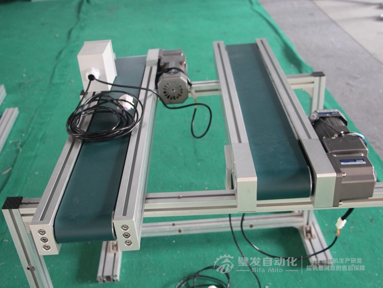 側(cè)裝直角電機(jī)小型皮帶輸送機(jī) 側(cè)裝直角電機(jī)小型皮帶輸送機(jī)