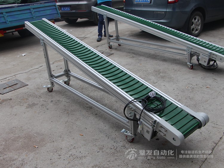 皮帶面加橫向?qū)l小型皮帶輸送機(jī)