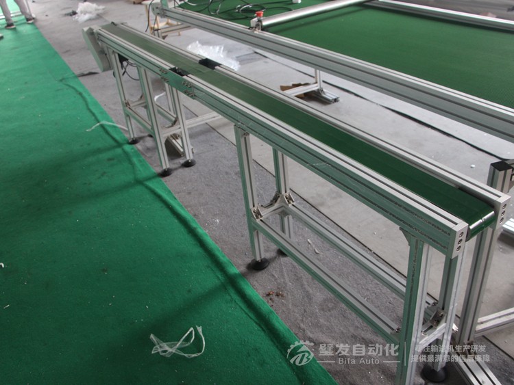 加防跑偏導(dǎo)條中間斷開小型非標(biāo)皮帶輸送機(jī) 加防跑偏導(dǎo)條中間斷開小型非標(biāo)皮帶輸送機(jī)