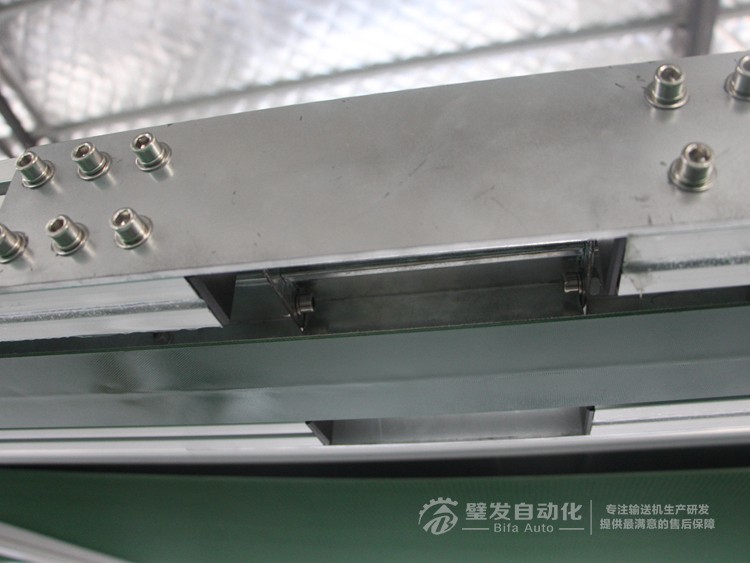 加防跑偏導(dǎo)條中間斷開小型非標(biāo)皮帶輸送機(jī) 加防跑偏導(dǎo)條中間斷開小型非標(biāo)皮帶輸送機(jī)