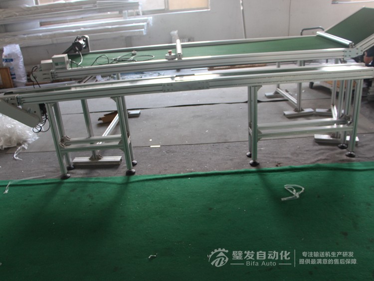 加防跑偏導(dǎo)條中間斷開小型非標(biāo)皮帶輸送機(jī) 加防跑偏導(dǎo)條中間斷開小型非標(biāo)皮帶輸送機(jī)