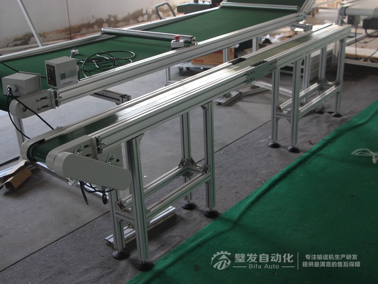 加防跑偏導(dǎo)條中間斷開小型非標(biāo)皮帶輸送機(jī) 加防跑偏導(dǎo)條中間斷開小型非標(biāo)皮帶輸送機(jī)