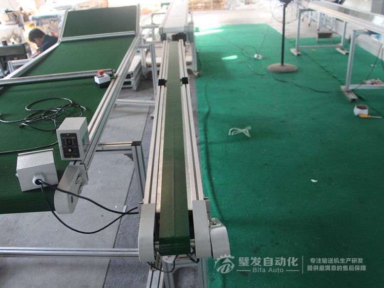 加防跑偏導(dǎo)條中間斷開小型非標(biāo)皮帶輸送機(jī) 加防跑偏導(dǎo)條中間斷開小型非標(biāo)皮帶輸送機(jī)