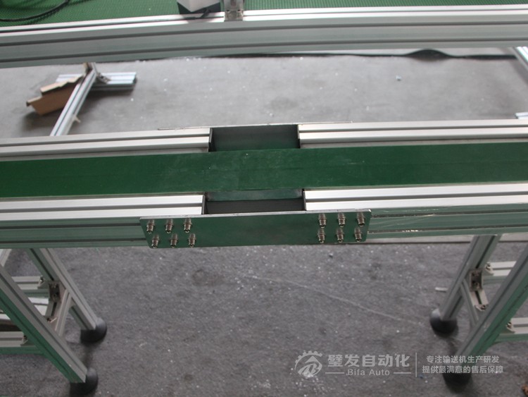 加防跑偏導(dǎo)條中間斷開小型非標(biāo)皮帶輸送機(jī) 加防跑偏導(dǎo)條中間斷開小型非標(biāo)皮帶輸送機(jī)