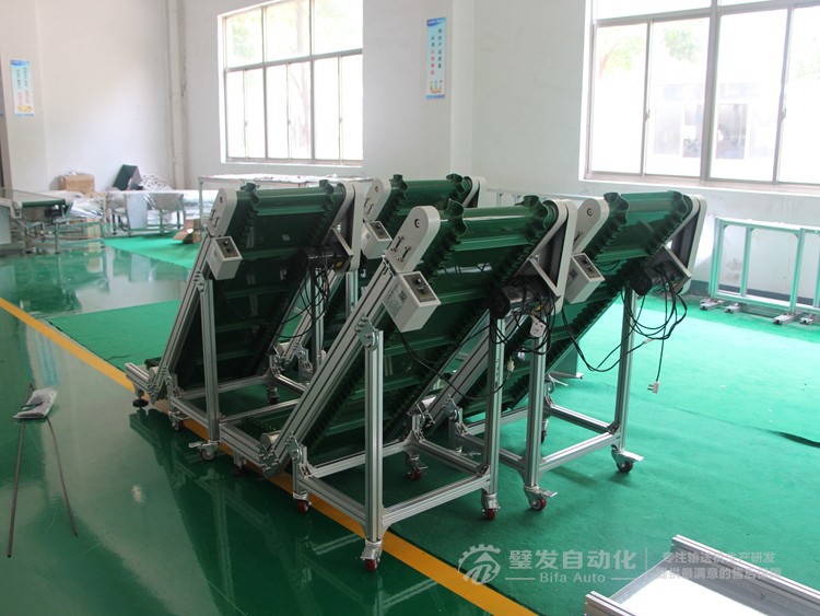 壓輪加護罩低端帶平臺裙邊擋板小型爬坡輸送機 壓輪加護罩低端帶平臺裙邊擋板小型爬坡輸送機