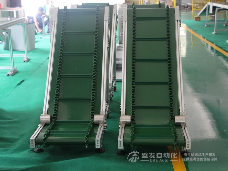 壓輪加護罩低端帶平臺裙邊擋板小型爬坡輸送機 壓輪加護罩低端帶平臺裙邊擋板小型爬坡輸送機