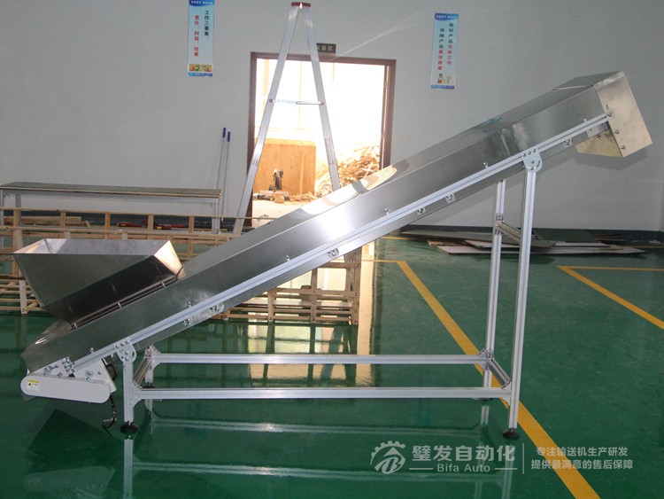 帶不銹鋼護(hù)罩裙邊擋板爬坡輸送機(jī)