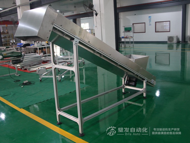 帶不銹鋼護(hù)罩裙邊擋板爬坡輸送機(jī) 帶不銹鋼護(hù)罩裙邊擋板爬坡輸送機(jī)