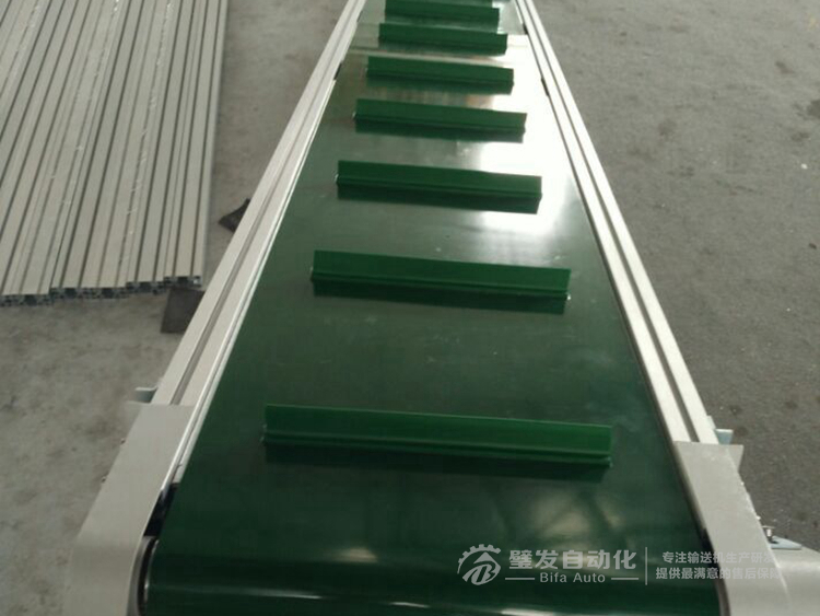 帶平臺(tái)擋板爬坡輸送機(jī) 帶平臺(tái)擋板爬坡輸送機(jī)