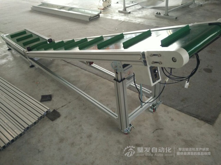 帶平臺(tái)擋板爬坡輸送機(jī) 帶平臺(tái)擋板爬坡輸送機(jī)