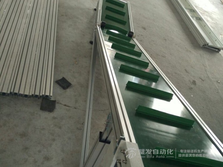 帶平臺(tái)擋板爬坡輸送機(jī) 帶平臺(tái)擋板爬坡輸送機(jī)