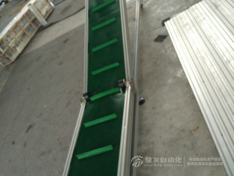 帶平臺(tái)擋板爬坡輸送機(jī) 帶平臺(tái)擋板爬坡輸送機(jī)