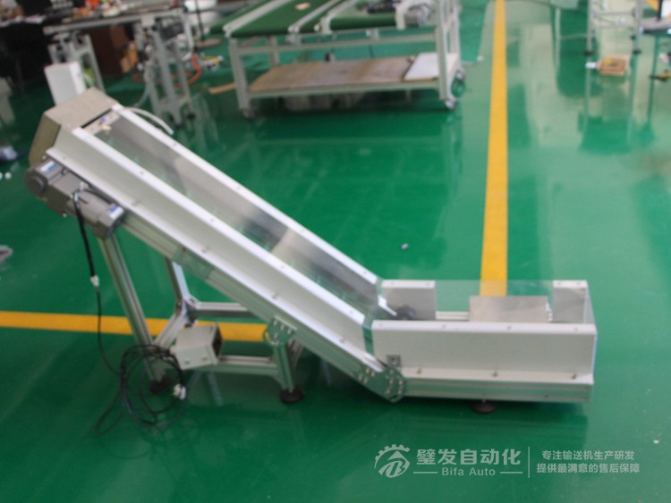 低端加平臺導(dǎo)條擋板上方加透明亞克力護(hù)罩爬坡皮帶輸送機(jī) 低端加平臺導(dǎo)條擋板上方加透明亞克力護(hù)罩爬坡皮帶輸送機(jī)