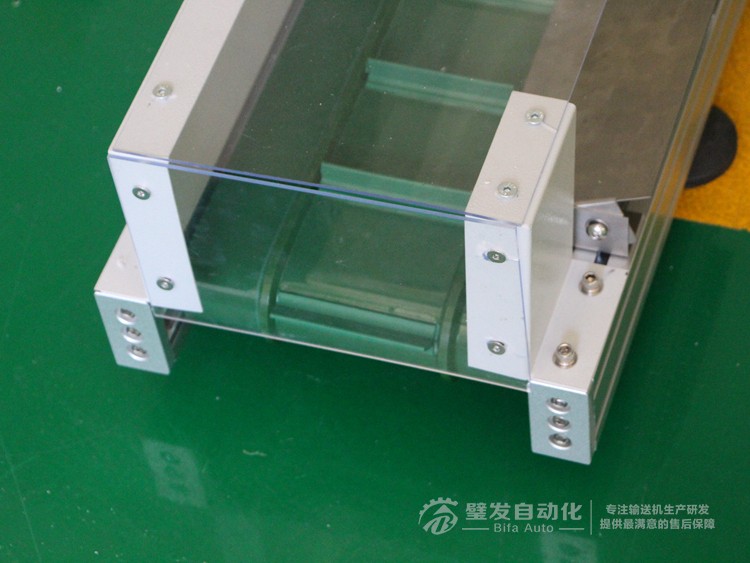 低端加平臺導(dǎo)條擋板上方加透明亞克力護(hù)罩爬坡皮帶輸送機(jī) 低端加平臺導(dǎo)條擋板上方加透明亞克力護(hù)罩爬坡皮帶輸送機(jī)