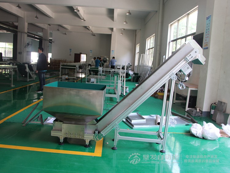 低端平臺(tái)精研電機(jī)不銹鋼擋邊料斗爬坡輸送機(jī) 低端平臺(tái)精研電機(jī)不銹鋼擋邊料斗爬坡輸送機(jī)