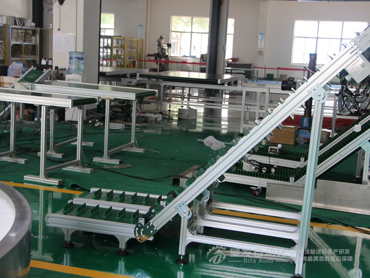 低端平臺(tái)精研電機(jī)不銹鋼擋邊料斗爬坡輸送機(jī) 低端平臺(tái)精研電機(jī)不銹鋼擋邊料斗爬坡輸送機(jī)