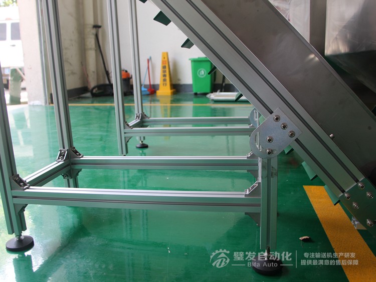 低端平臺(tái)精研電機(jī)不銹鋼擋邊料斗爬坡輸送機(jī) 低端平臺(tái)精研電機(jī)不銹鋼擋邊料斗爬坡輸送機(jī)