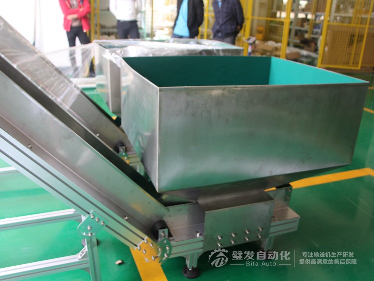 低端平臺(tái)精研電機(jī)不銹鋼擋邊料斗爬坡輸送機(jī) 低端平臺(tái)精研電機(jī)不銹鋼擋邊料斗爬坡輸送機(jī)