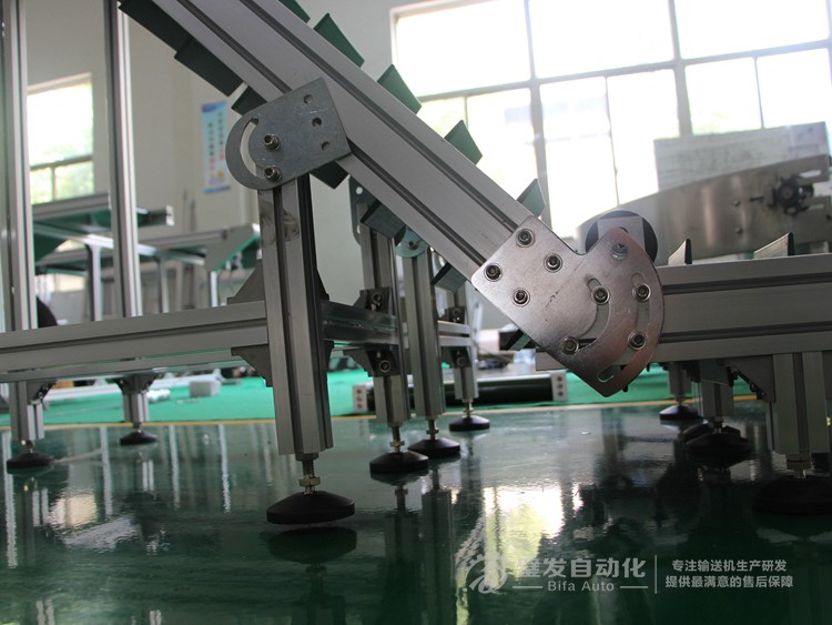 低端平臺(tái)精研電機(jī)不銹鋼擋邊料斗爬坡輸送機(jī) 低端平臺(tái)精研電機(jī)不銹鋼擋邊料斗爬坡輸送機(jī)