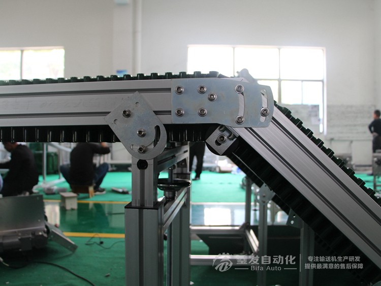 低端平臺(tái)精研電機(jī)不銹鋼擋邊料斗爬坡輸送機(jī) 低端平臺(tái)精研電機(jī)不銹鋼擋邊料斗爬坡輸送機(jī)