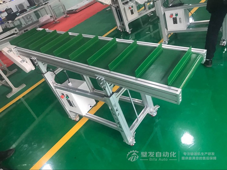 小型帶擋板爬坡輸送機(jī) 小型帶擋板爬坡輸送機(jī)