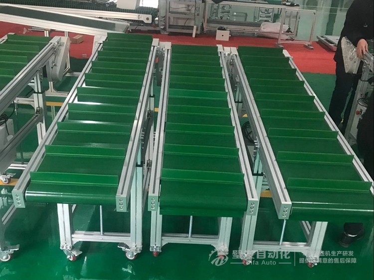 小型帶擋板爬坡輸送機(jī) 小型帶擋板爬坡輸送機(jī)