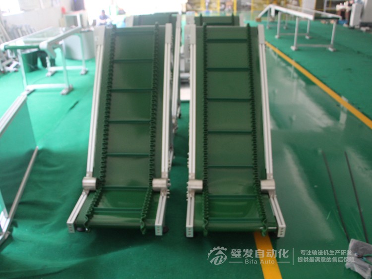 低端帶平臺(tái)裙邊擋板小型爬坡輸送機(jī) 低端帶平臺(tái)裙邊擋板小型爬坡輸送機(jī)