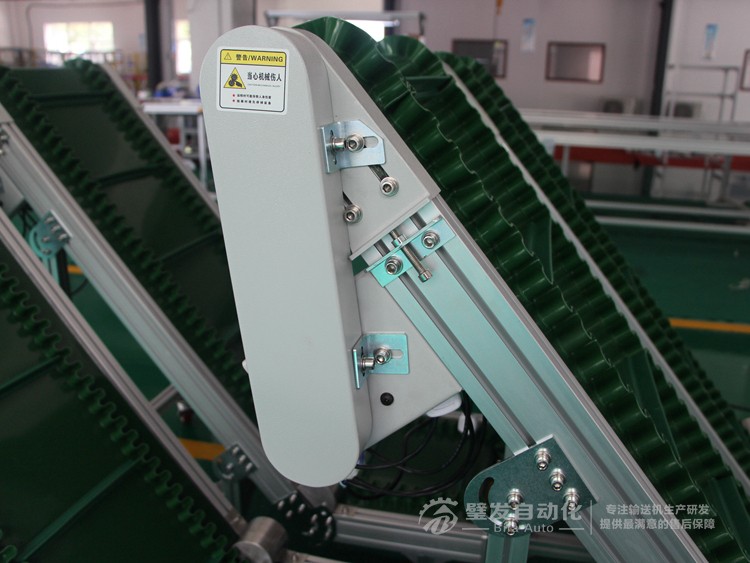 低端帶平臺(tái)裙邊擋板小型爬坡輸送機(jī) 低端帶平臺(tái)裙邊擋板小型爬坡輸送機(jī)