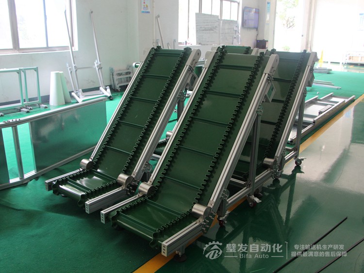 低端帶平臺(tái)裙邊擋板小型爬坡輸送機(jī) 低端帶平臺(tái)裙邊擋板小型爬坡輸送機(jī)