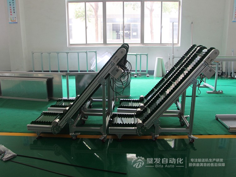 低端帶平臺(tái)裙邊擋板小型爬坡輸送機(jī) 低端帶平臺(tái)裙邊擋板小型爬坡輸送機(jī)