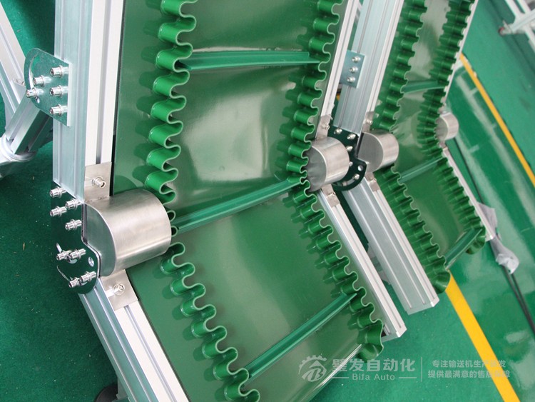 低端帶平臺(tái)裙邊擋板小型爬坡輸送機(jī) 低端帶平臺(tái)裙邊擋板小型爬坡輸送機(jī)