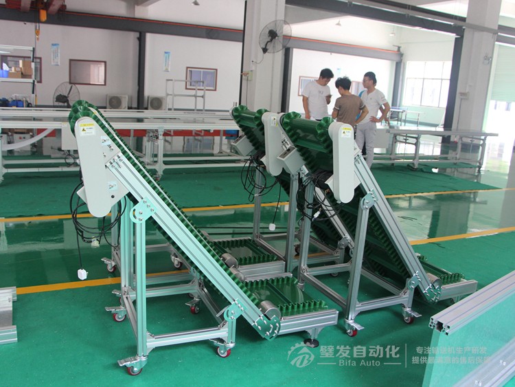 低端帶平臺(tái)裙邊擋板小型爬坡輸送機(jī) 低端帶平臺(tái)裙邊擋板小型爬坡輸送機(jī)