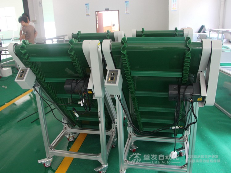 低端帶平臺(tái)裙邊擋板小型爬坡輸送機(jī) 低端帶平臺(tái)裙邊擋板小型爬坡輸送機(jī)