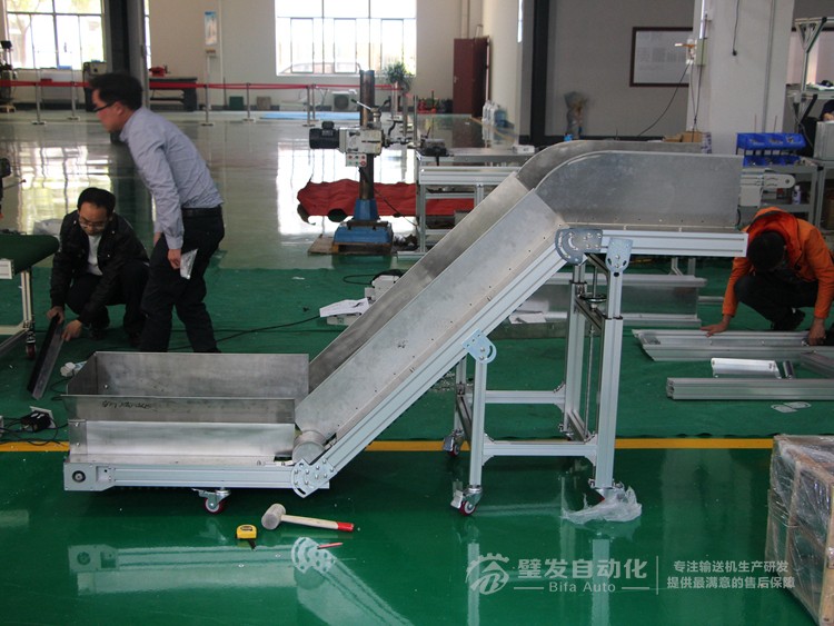 即加裙邊擋板又加鍍鋅擋邊Z字形爬坡輸送機(jī) 即加裙邊擋板又加鍍鋅擋邊Z字形爬坡輸送機(jī)