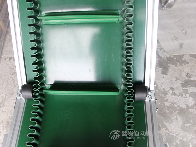 裙邊擋板爬坡輸送機(jī) 裙邊擋板爬坡輸送機(jī)