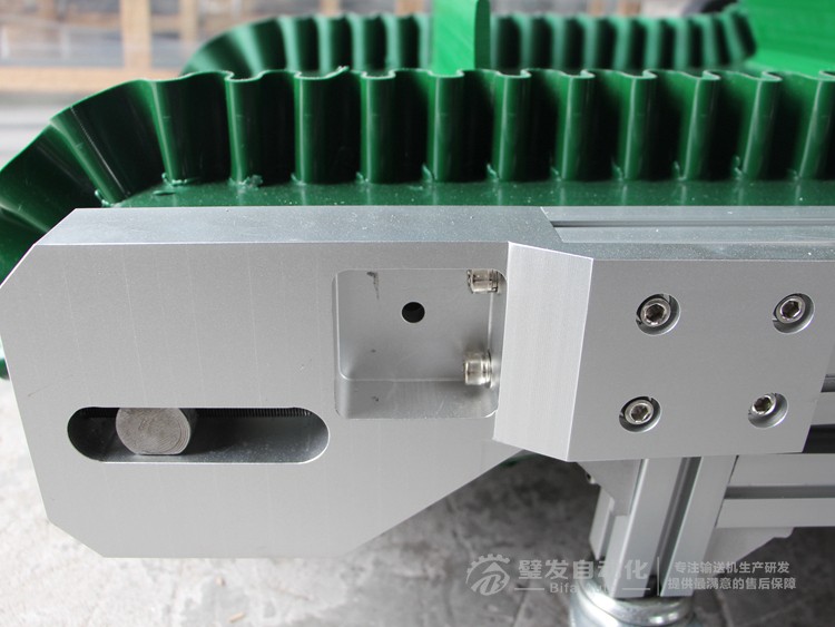 裙邊擋板爬坡輸送機(jī) 裙邊擋板爬坡輸送機(jī)