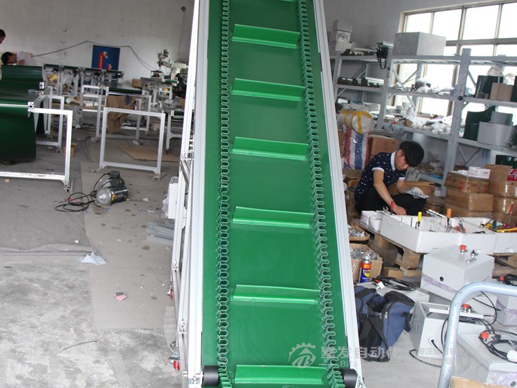 裙邊擋板爬坡輸送機(jī) 裙邊擋板爬坡輸送機(jī)