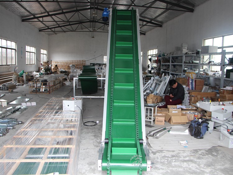 裙邊擋板爬坡輸送機(jī) 裙邊擋板爬坡輸送機(jī)