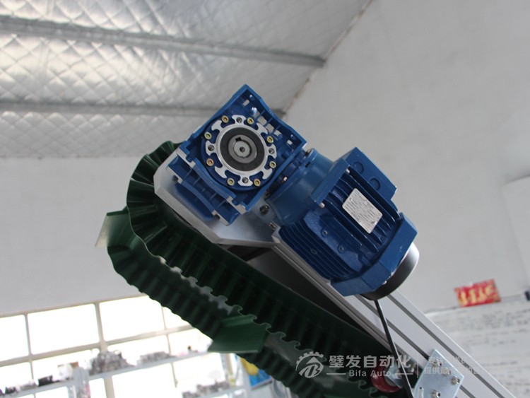 裙邊擋板爬坡輸送機(jī) 裙邊擋板爬坡輸送機(jī)