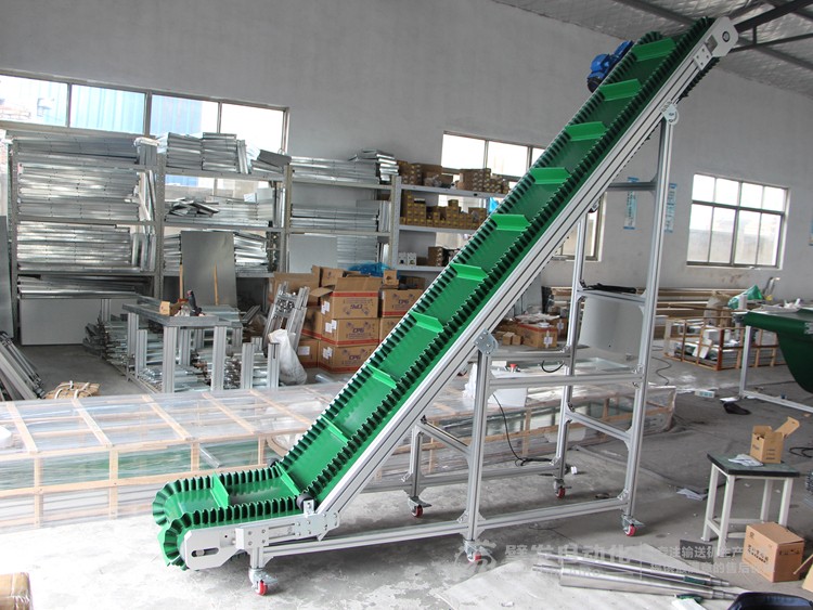 裙邊擋板爬坡輸送機(jī) 裙邊擋板爬坡輸送機(jī)