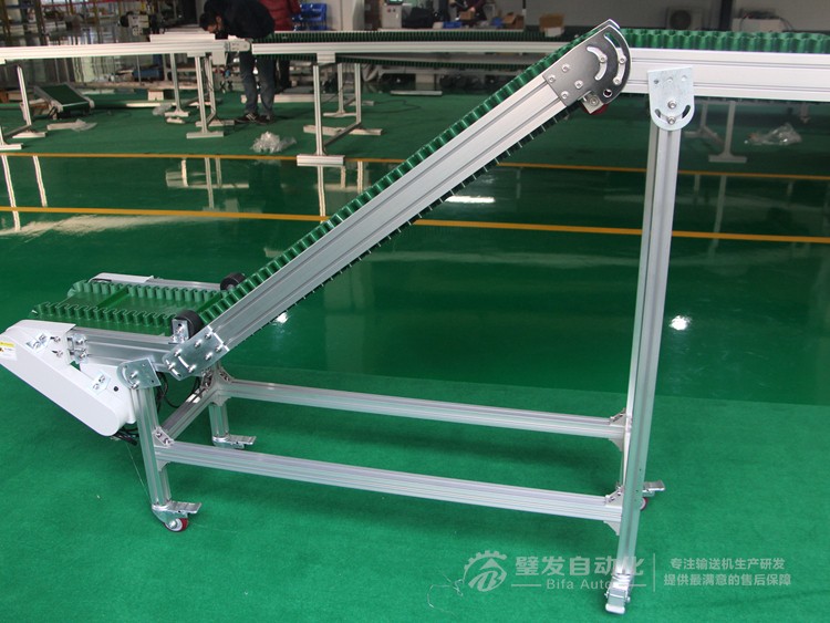 小型Z字型裙邊擋板爬坡輸送機(jī) 小型Z字型裙邊擋板爬坡輸送機(jī)