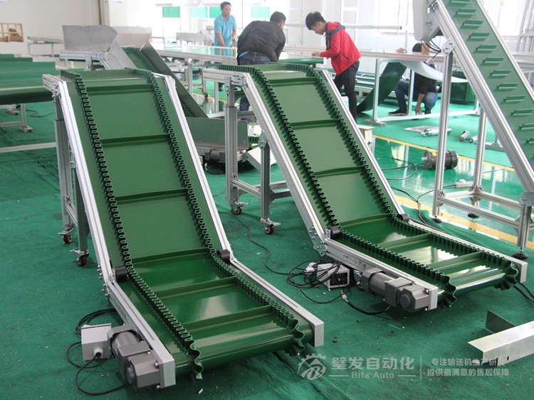 直角電機(jī)裙邊擋板Z字形爬坡輸送機(jī) 直角電機(jī)裙邊擋板Z字形爬坡輸送機(jī)