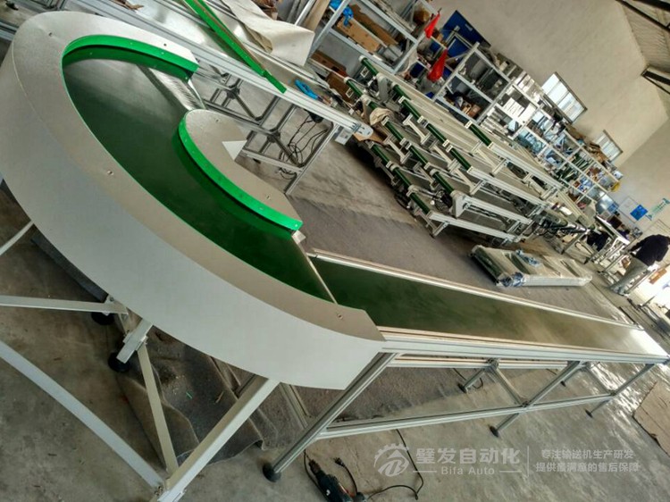 180度轉(zhuǎn)彎機(jī)銜接直線輸送機(jī) 180度轉(zhuǎn)彎機(jī)銜接直線輸送機(jī)