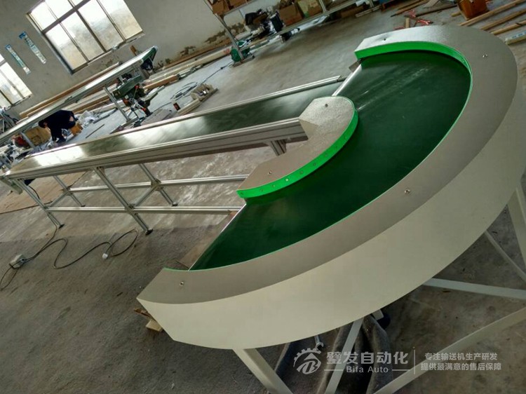 180度轉(zhuǎn)彎機(jī)銜接直線輸送機(jī) 180度轉(zhuǎn)彎機(jī)銜接直線輸送機(jī)