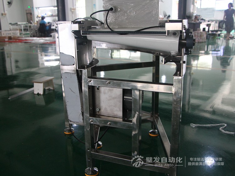 整機不銹鋼白色食品級皮帶90度轉(zhuǎn)彎機 整機不銹鋼白色食品級皮帶90度轉(zhuǎn)彎機