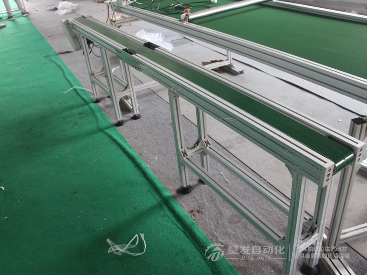 加防跑偏導條中間斷開小型非標皮帶輸送機 加防跑偏導條中間斷開小型非標皮帶輸送機